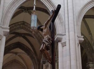 cristo altar mayor catedral almudena 2